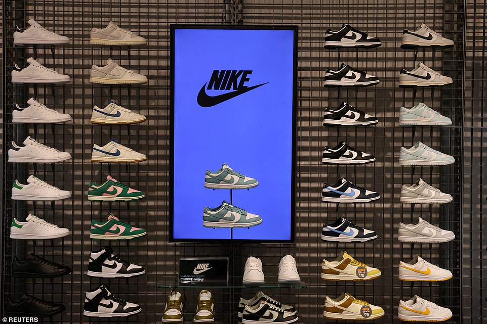 على الرغم من الكآبة ، ارتفعت أسهم JD Sports 3.6 في المائة ، أو 3.34p ، إلى 97.36 بكسل. تعرض تجار التجزئة بزيادة قدرها 7 مليارات جنيه إسترليني في التكاليف السنوية بعد أن رفعت راشيل ريفز مساهمات التأمين الوطنية لصاحب العمل والحد الأدنى للأجور. بدت الشركات أيضًا التنبيه على الإصلاحات المقترحة لنظام أسعار الأعمال ، والذي يجادلون سيعاقبون المتاجر الكبيرة. وكان هناك انتقادات لمجموعة من إصلاحات الحقوق العمال ، والتي زادت من المخاوف من التوظيف.