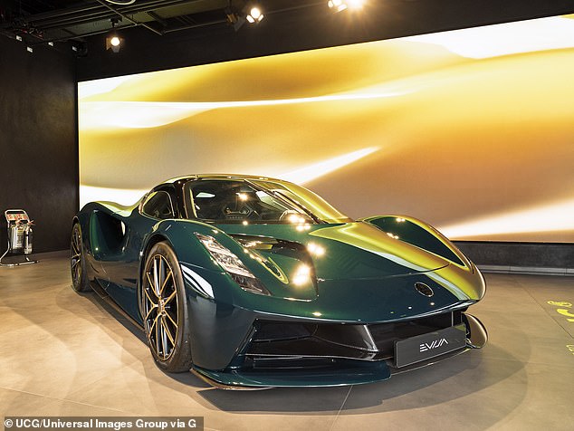 Lotus Evija Electric Hypercar في صالة عرض السيارات في Picadilly