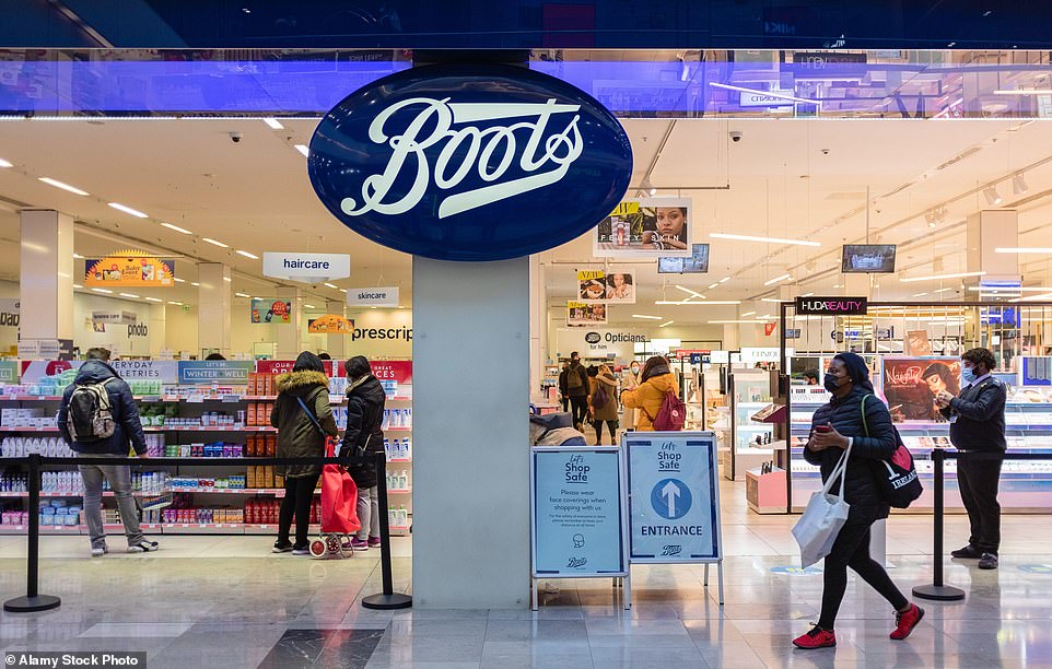 سيحتفظ الملياردير الإيطالي ورئيس WBA ستيفانو بيسينا وعائلته بحصة في Boots. الضغط الآن على الوزراء والمديرين التنفيذيين في المدينة لإقناع Sycamore بدرج الأحذية في سوق الأوراق المالية في لندن من خلال عرض عام أولي.