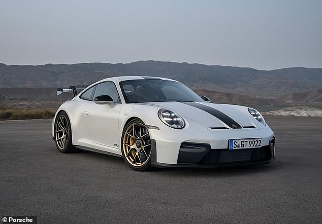 لوضع تسريع الأداء الجديد Y في السياق ، يستغرق Porsche 911 GT3 بقيمة 158،200 جنيهًا إسترلينيًا.