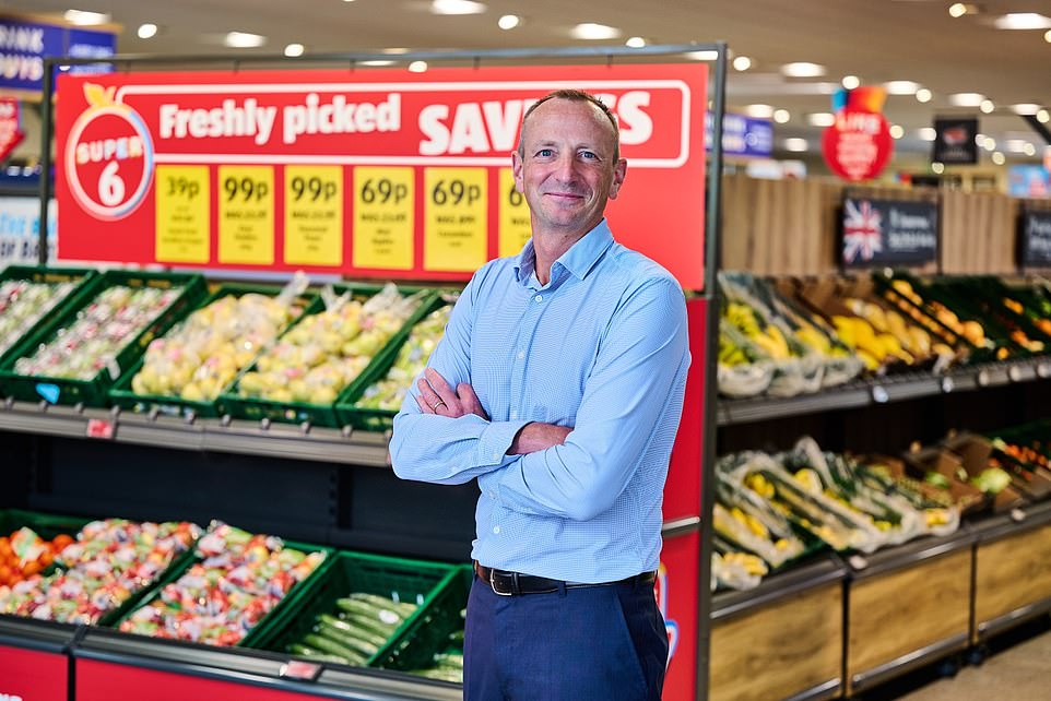 وقال جايلز هيرلي ، الرئيس التنفيذي لشركة Aldi UK وإيرلندا: 