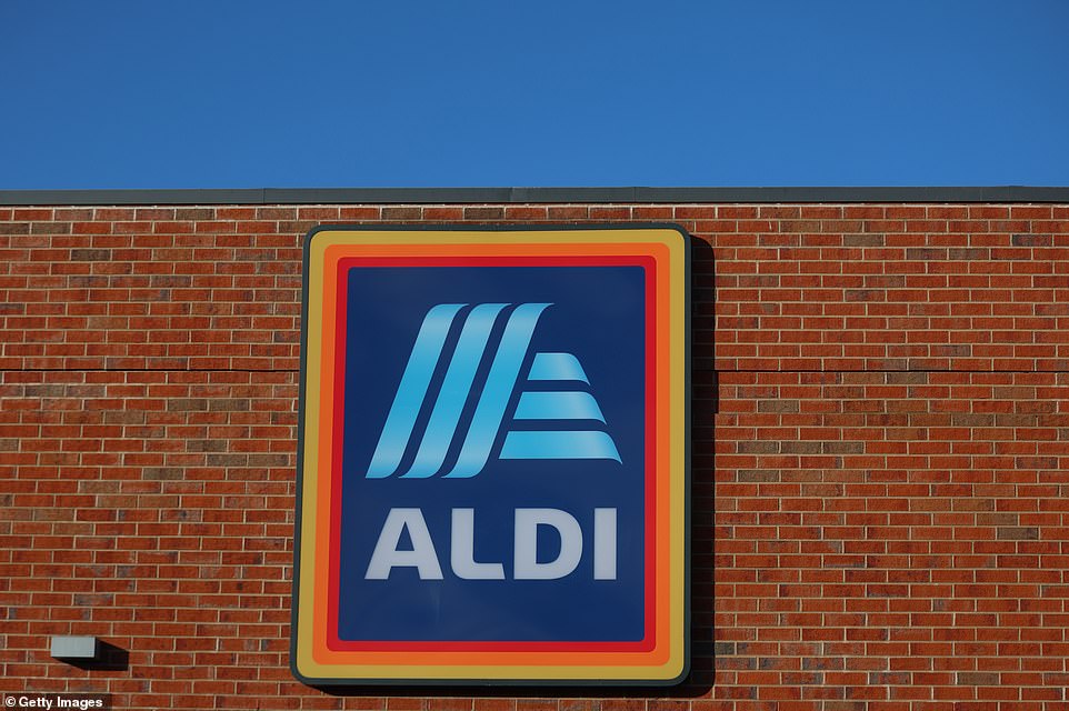 بعد أسبوعين في 15 أغسطس ، قالت Lidl إنها ستمنح عمالها ارتفاعًا خامسًا في الأجور خلال عامين ، مما زاد من سعره على مستوى الساعة إلى 13.00 جنيهًا إسترلينيًا على الصعيد الوطني من 1 سبتمبر ، وارتفع إلى 13.95 جنيهًا إسترلينيًا حسب مدة الخدمة. الآن ، قامت Aldi برفع سعرها الخاص إلى 13.02 جنيهًا إسترلينيًا لضمان بقاءه في المقام الأول - ويبقى أن نرى ما إذا كان Lidl يستجيب.