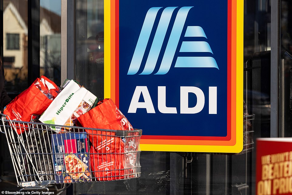 تعتبر هذه الخطوة من ALDI هي الأحدث في معركة مستمرة مع منافسها الألماني لخصم LIDL لجذب الموظفين من خلال وضع أنفسهم كسوبر ماركت في المملكة المتحدة. في 29 يوليو ، قال Aldi إنه سيصبح أول سوبر ماركت يدفع للعاملين في المتجر بمعدل لا يقل عن 13.00 جنيه إسترليني في الساعة.