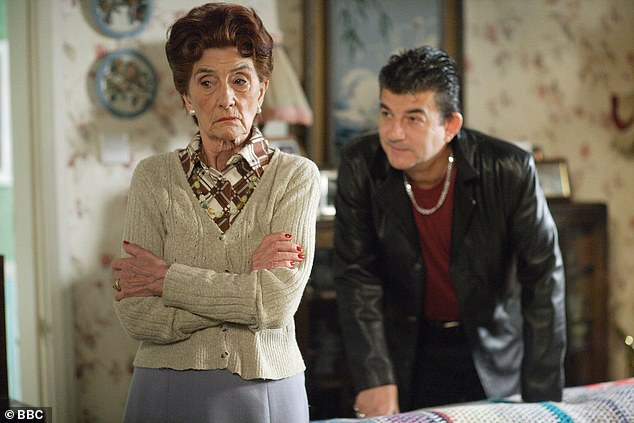 علاقات متوترة: جون بطولة إلى جانب Dot Branning (يونيو براون) في حلقة في عام 2009