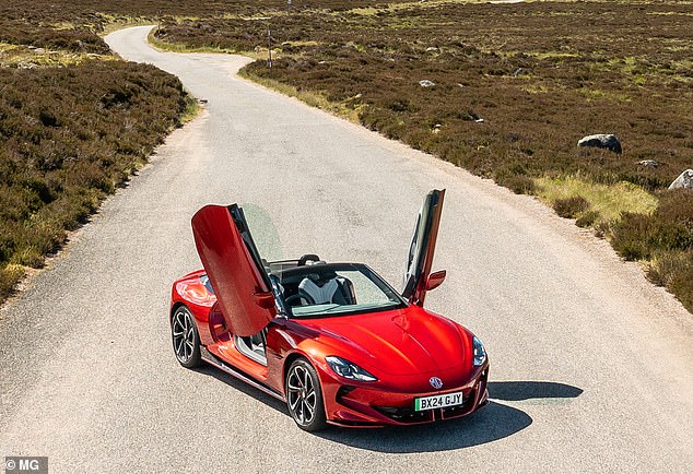 ليس فقط Cybersster من الآن MG المملوك الصينية A Halo ، ولكنه أيضًا أول Roadster القابل للتحويل للبيع ويلفت الانتباه بسبب قمةها الناعمة والأبواب المقصية