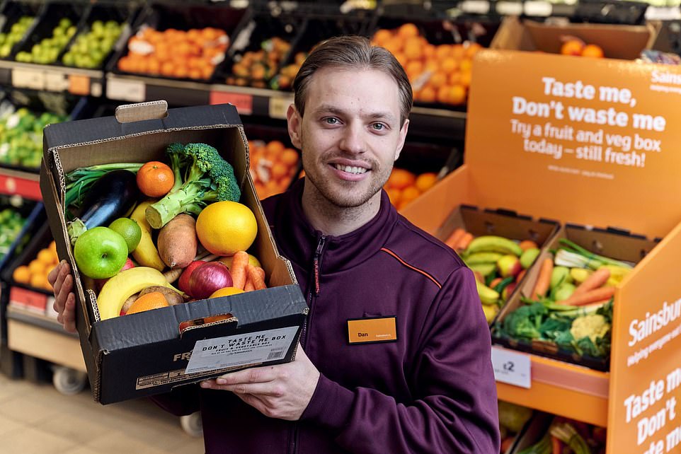 من المقرر أن يستفيد عمال متجر Tesco من الحد الأدنى للمعدلات بالساعة إلى 12.64 جنيهًا إسترلينيًا في الساعة من نهاية أغسطس ، بعد أن ارتفع إلى 12.45 جنيهًا إسترلينيًا من 30 مارس. لعمال Sainsbury و Argos ، سيرتفع معدل الحد الأدنى للكلام الوطني إلى 12.60 جنيهًا إسترلينيًا في أغسطس ، مما زاد من 12 جنيهًا إسترلينيًا في مارس.
