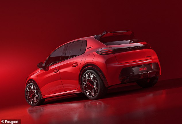 هذا هو Peugeot الأولي لارتداء الشارة الأسطورية - وأول من يستخدم ختم الأداء منذ توقف 308 GTI مرة أخرى في عام 2020.
