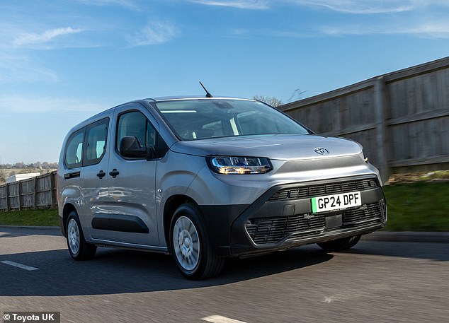النموذج السابع الذي أكد على الحصول على منحة قدرها 1500 جنيه إسترليني هي Toyota Proace City Verso MPV (في الصورة)