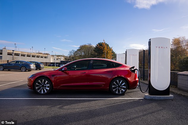 الأسوأ من ذلك كله في الحرارة الإسبانية الحارقة كان Tesla Model 3 (في الصورة). يمكن أن تغطي فقط ما لا يقل عن 244 ميل في الحرارة الخانقة. هذا هو 44 ٪ انخفاض نطاقها الرسمي 436 ميل