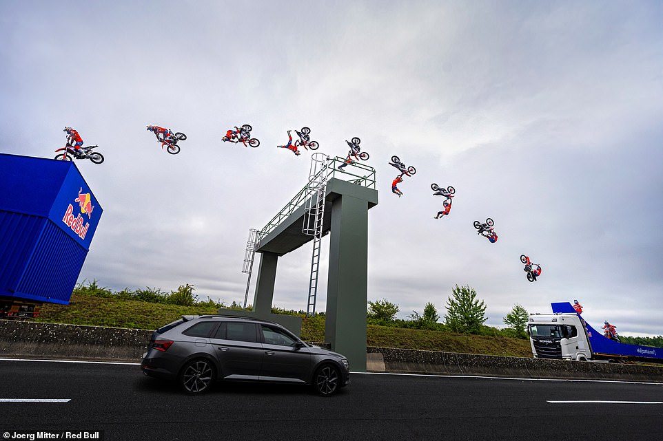 Red Bull Bridge Traverse هو أول محاولة على الإطلاق للقفز بين سيارتين متحركتين ، ناهيك عن طريق طريق الطريق السريع
