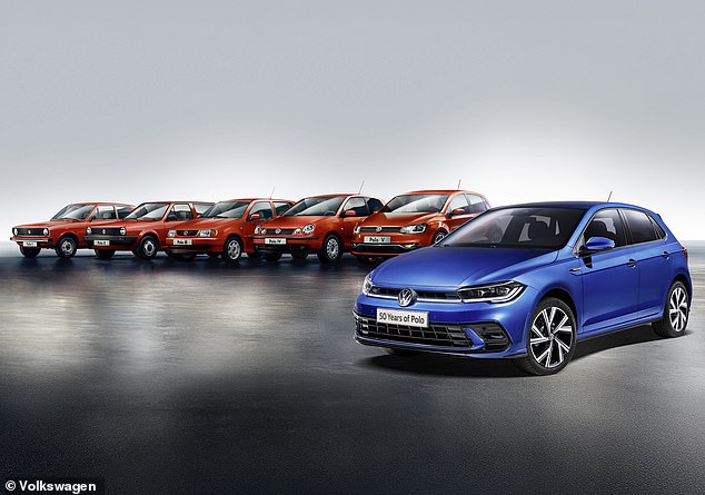 ظهر اسم البولو لأول مرة في عام 1975 وامتدح سبعة أجيال (في الصورة). في نصف القرن الماضي ، قدمت VW أكثر من 20 مليون مثال على Supermini في جميع أنحاء العالم