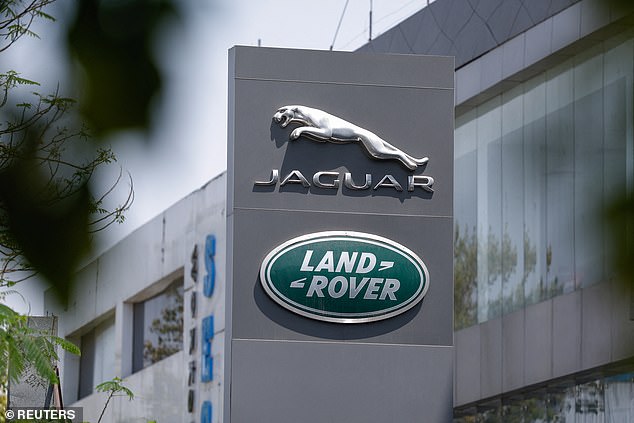 يتم عرض شعارات Tata Motors التابعة لـ Tata Motors المملوكة للهند في صالة عرض في نيودلهي