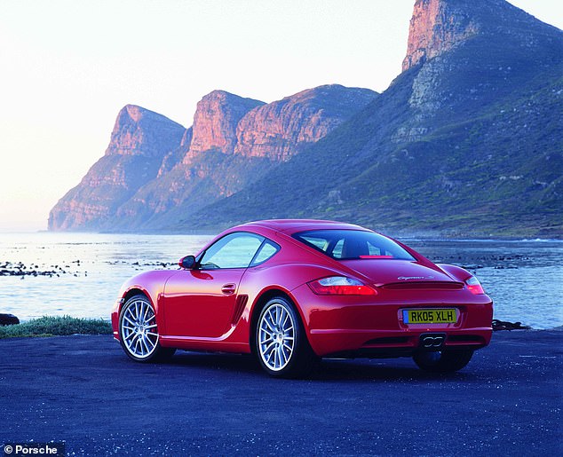 في عام 2005 ، قدمت بورشه أيضًا كايمان محرك منتصف المحرك ، والذي كان البديل الكوبيه في Boxster