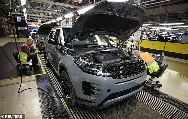 شوهد الموظفون لتجميع Range Rover Evoque Suvs على خط الإنتاج في مصنع Halewood في Jaguar Land Rover في ليفربول في ديسمبر 2022