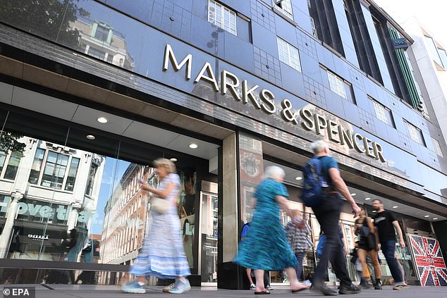إنها أحدث علامة تجارية رئيسية في المملكة المتحدة تستهدفها المتسللين بعد M&S و Co -op Hold ضحية اختراق الفوضى في وقت سابق من هذا العام - يتم رؤية المتسوقين هنا في وسط لندن