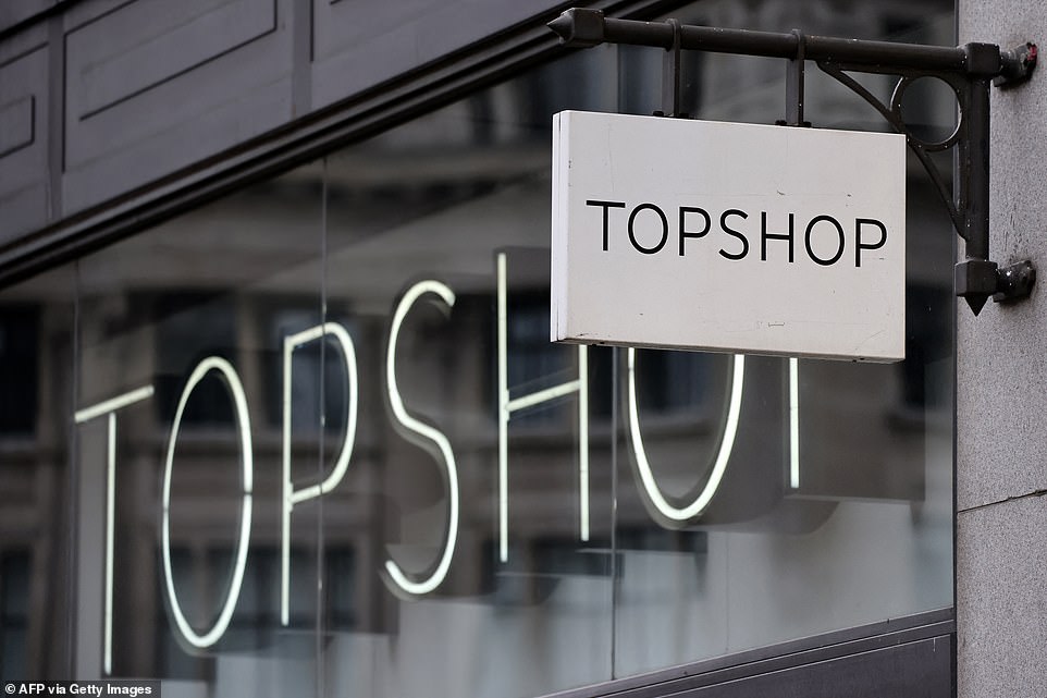 خلال ذروته في أوائل Noughties ، كان Topshop محبوبًا من قبل المشاهير والمتسوقين الشباب على حد سواء. أطلقت عارضة الأزياء Kate Moss مجموعة Topshop الخاصة بها في عام 2007 واستمرت في القيام بـ 14 تعاونًا مع الشركة.