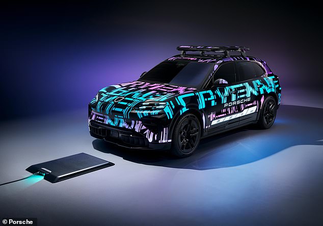 عندما يكون مالكي Cayenne Electric Drive باتجاه لوحة الشحن ، ستوفر شاشة المعلومات والترفيه تلقائيًا عرض كاميرا للطيور لموقع السيارة فيما يتعلق بالوسادة
