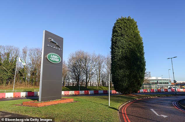 تأثرت خطوط التجميع في المملكة المتحدة بشكل كبير. طُلب من عمال المصانع في مصانع JLR في Halewood و Merseyside و Solihull في West Midlands (في الصورة) - بالإضافة إلى مصنعها للمحرك في ولفرهامبتون - عدم الحضور حتى يوم الثلاثاء في أقرب وقت ممكن