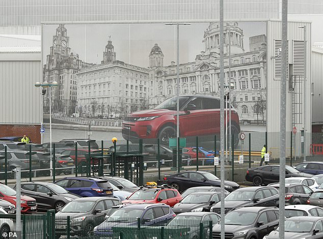 أغلقت الشركة ، المملوكة لشركة Tata Motors في الهند ، أنظمتها في وقت متأخر من ليلة الأحد من أجل الحد من الأضرار المحتملة من الهجوم السيبراني ولم تعود إلى الإنترنت بعد. في الصورة ، مصنع هالوود في ميرسيسايد