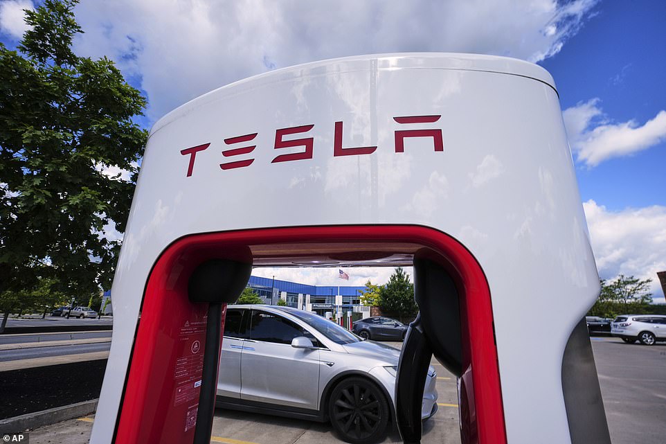 في حين أن تسلا يناشد هذا القرار ، فإن مجلس الإدارة يتطلع إلى تحفيز السيد Musk لقيادة الشركة لسنوات قادمة. وتأمل الشركة أن تقنع الصفقة رئيسها التنفيذي بالتركيز على تسلا وسط مخاوف من أن يصرف انتباهه عن مصالحه التجارية الأخرى وكذلك غزوته في السياسة مع دونالد ترامب. قال روبن دنهولم ، رئيس شركة Tesla في رسالة إلى المستثمرين ، إذا حقق Elon جميع معالم الأداء ، فإن قيادته ستدفع Tesla لتصبح الشركة الأكثر قيمة في التاريخ.