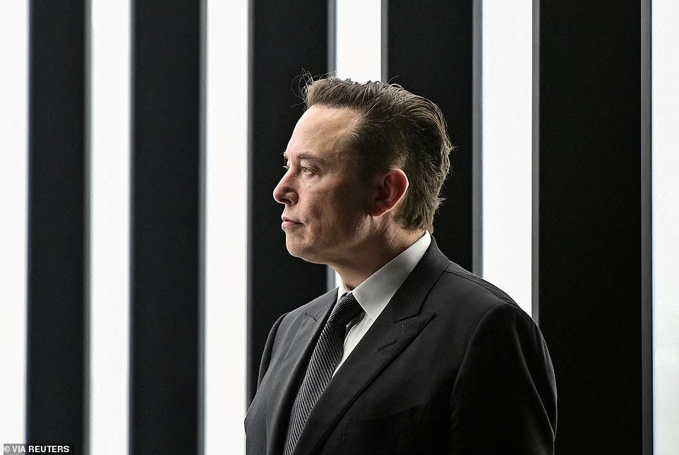 مع الحفاظ على قبضة حديدية تقريبًا على تسلا ، اشترى Mr Musk أيضًا Twitter ، الذي أعاد تسميته X ، ويدير شركة Rockets SpaceX ، وبدء تشغيله ، ومجموعة النفقات الخاصة به ، وهي شركة ممل و Neuralink ، التي تزرع رقائق الكمبيوتر في الدماغ.