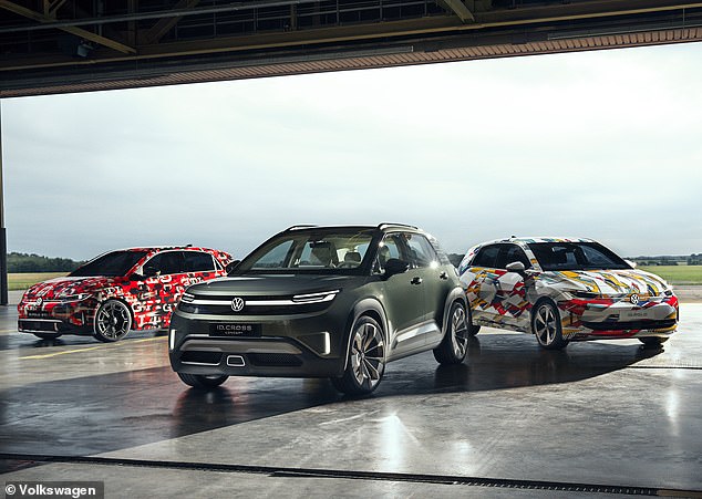 سيصل ID.Cross في صيف عام 2026 ، بعد الكشف عن ID.Polo (يمين) و ID.Polo GTI (يسار) ، والذي سيتم الكشف عنه في وقت سابق من العام المقبل. أكدت VW هذا الأسبوع أنها تخلت