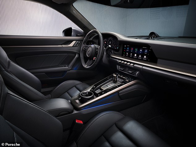 911 Turbo S الجديدة كليًا لديها تصميم داخلي أنيق وبارد وفاخر تتوقعه من بورشه