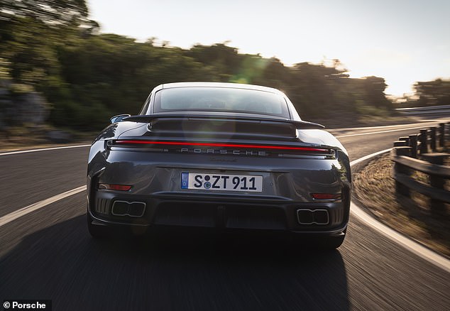 سيبدو الانتقال إلى الطرق في 911 Turbo S أكثر حلاوة لأن بورشه يتكون
