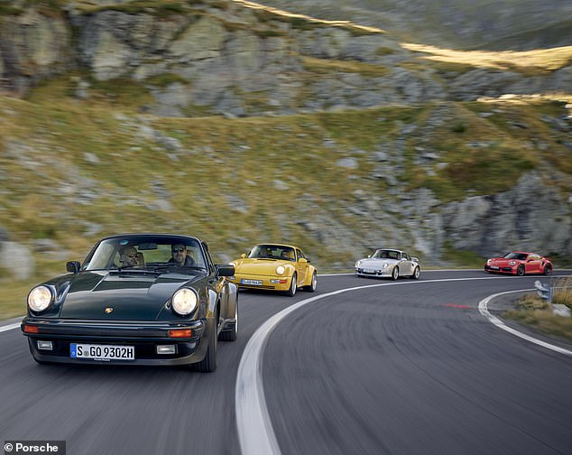 كشفت بورشه سيارة 911 Turbo-أول سيارة إنتاج سلسلة توربو على الإطلاق في معرض باريس للسيارات في أكتوبر 1974