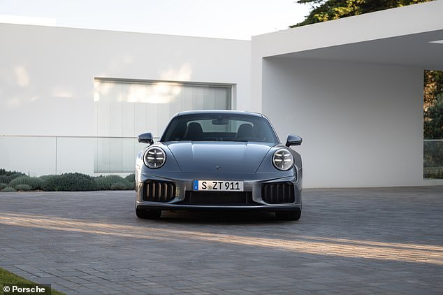 مع 701hp ، فإن أقوى إنتاج 911 الذي صنعته بورشه على الإطلاق ، لكنه ليس رخيصًا ، بدءًا من 199100 جنيه إسترليني للسيوبيين و 209،100 جنيه إسترليني لـ Cabriolet