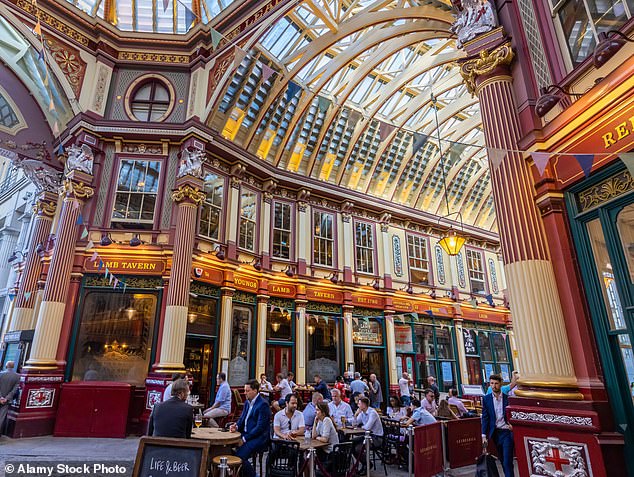 Lamb Tavern in Leadenhall Market في لندن هي حانة شابة