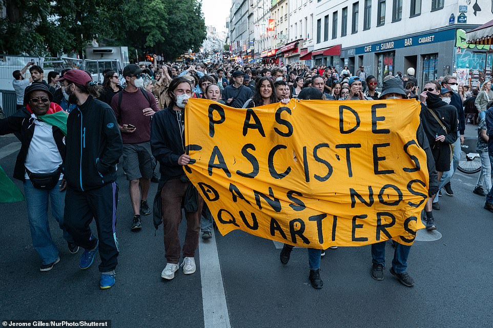 في الاتجاه الحالي ، من المقرر أن يصل العجز المالي لفرنسا هذا العام إلى 5.5 في المائة من إجمالي الإنتاج ، مقابل هدف بروكسل بنسبة 3 في المائة. إن ديون البلاد في طريقها إلى 130 في المائة من حجم الاقتصاد بأكمله بحلول عام 2030. العائد على السندات الفرنسية أعلى من تلك الموجودة في اليونان وإسبانيا. المشكلات في باريس تضغط بشكل خاص لأن خيار ضرب الضرائب مقيد للغاية. تُظهر بيانات منظمة التعاون الاقتصادي والتنمية أنه عند 45.6 في المائة من الناتج المحلي الإجمالي (GDP) ، فإن فرنسا تتصدر القائمة الأوروبية لفرض ضرائب مرتفع. هذا يضعه قبل دول الشمال عالية الضرائب في الدنمارك وفنلندا والسويد.