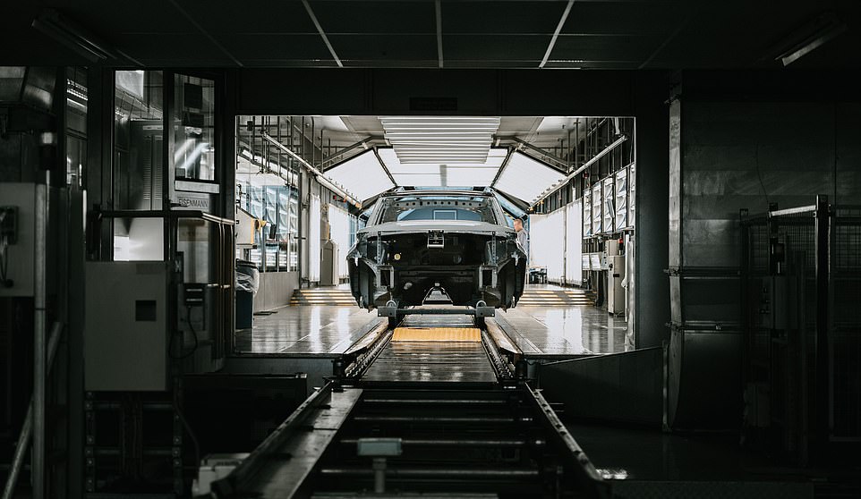 في البيان المعطى اليوم ، أضاف متحدث باسم JLR: 