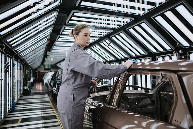 وهذا يعني أن نباتات JLR في المملكة المتحدة - بما في ذلك Halewood و Merseyside (في الصورة) و Solihull ، West Midlands ، وموقع إنتاج المحرك في ولفرهامبتون - قد أسقطت أدوات لمدة أربعة أسابيع تقريبًا