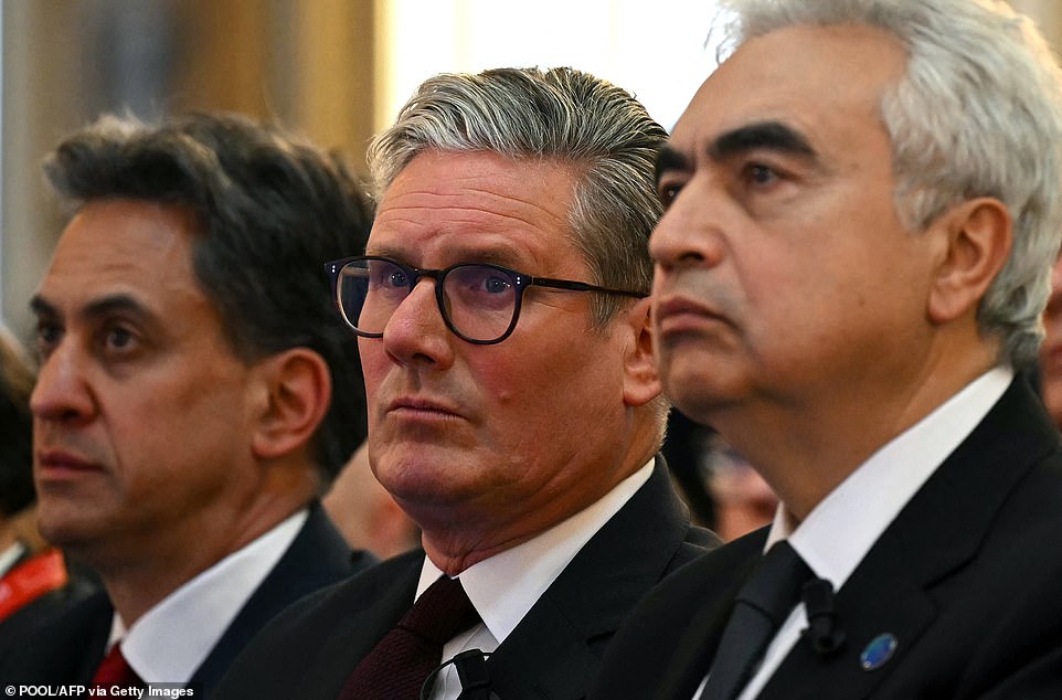 من بين أفضل أسهم لندن أداءً في أحدث تداول ، كانت Food Flavorings Minnow Treatt ، التي تم التقاطها بمبلغ 156.6 مليون جنيه إسترليني بواسطة Natara ، وهي شركة تسيطر عليها الأسهم الخاصة. إنه يمثل خروجًا عن الأسواق المدرجة الشفافة في الصندوق الأسود لرأس المال الخاص. يتساءل المرء ما الذي يصنعه وزير الاستثمار الجديد ، جاسون ستوكوود ، المالك المشارك لـ Grimsby Town ، من هذه المخارج؟