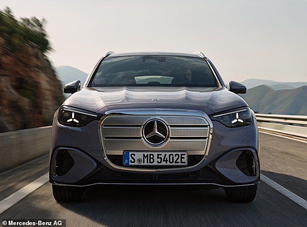 يحتوي GLC EV على نفس النسب الكلاسيكية من سيارة مرسيدس متوسطة الحجم ، والكتفين المنحوتين وأقواس العجلات الواضحة ، وشواية لكروم معاد تصميمها مضيئة - تقول شواية مرسيدس