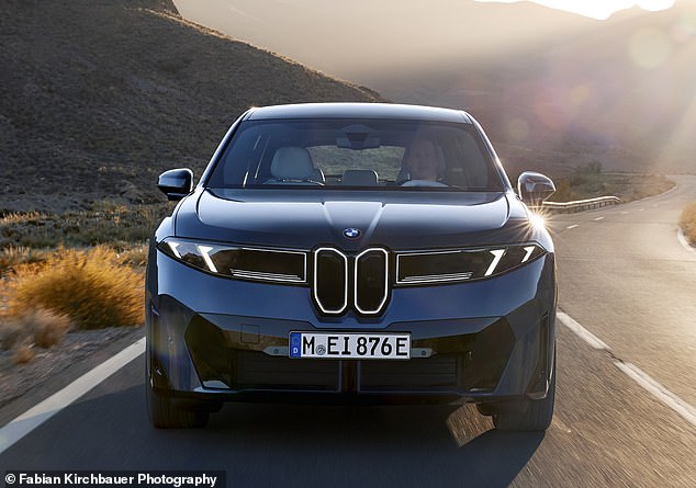 يوفر إصدار تشغيل الدفع الرباعي ، وهو 50 XDrive ، 463 حصانًا ويمكنه القيام بنسبة 0-62 ميل في الساعة في 4.9 ثانية. تقتصر السرعة القصوى على 130 ميلاً في الساعة وستحصل على عزم الدوران 645 نانومتر