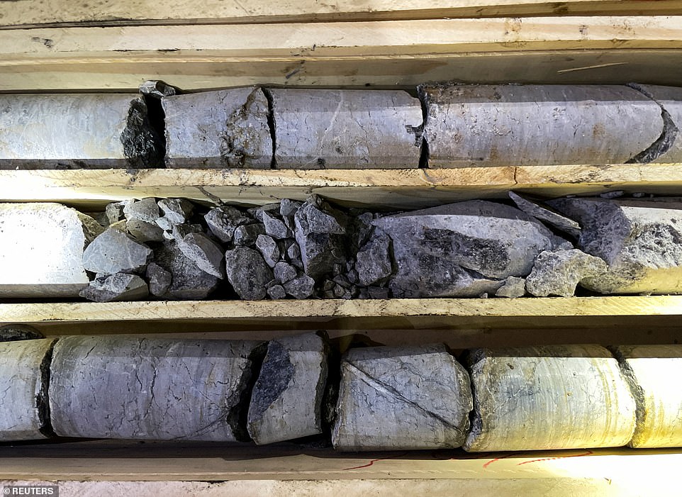 ارتفعت أسهم Pan African Resources بنسبة 6.6 في المائة إلى 75.24 نقطة في التداول المبكرة ، حيث حصلت على مكاسب 2025 إلى حوالي 111 في المائة. لقد عادوا أكثر من 150 في المائة على مدار الـ 12 شهرًا الماضية وأكثر من 200 في المائة خلال السنوات الخمس الماضية. جاء ذلك عندما بلغت أسعار الذهب رقما قياسيا آخر يوم الاثنين فوق 3،610 دولار للأوقية ، وحصل على مكاسب 2025 إلى ما يقرب من 40 في المائة.