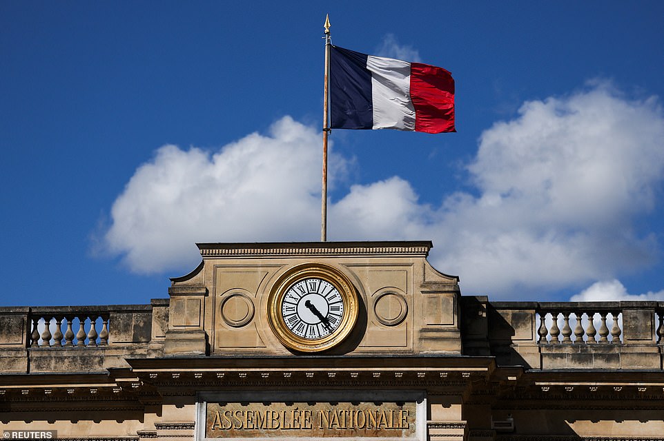 تتمتع المملكة المتحدة بأعلى عبء ضريبي منذ الحرب العالمية الثانية ، ولكن بنسبة 38 في المائة لا تزال تتخلف عن أسوأ الجرائم في أوروبا. أما الآخر الخارجي الآخر بين مجموعة السبع هو اليابان حيث استقال رئيس الوزراء شيجرو إيشيبا ، وهو صقر في الميزانية. ديون اليابان بنسبة 250 في المائة من الناتج المحلي الإجمالي بعيد عن الأنظار. العائد على السندات اليابانية على مستويات غير مسبوقة.