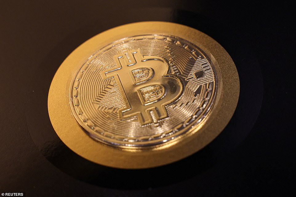 وقال Easygroup إن Bitcoin كانت أفضل ثلاثة خيار استثماري لـ 39 في المائة من الذين شملهم الاستطلاع ، مما يجعلها أكثر شعبية من الذهب. أكثر من النصف ، 57 في المائة ، قالوا إنهم يفضلون الاستثمار في البيتكوين بدلاً من وضع أموالهم في حسابات التوفير التقليدية. وقال ما يقرب من الثلثين إن العملة المشفرة هي جزء أساسي من أي محفظة استثمارية. قال Haji-Ioannou: