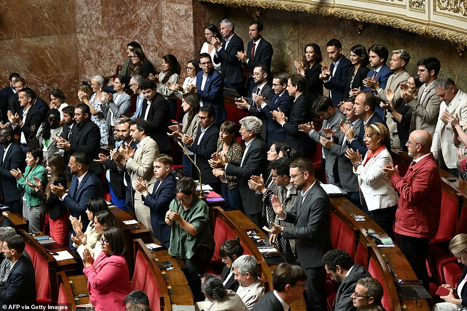 فهم ما يجري تحت غطاء محرك فينيكس أمر صعب. تراجع إجمالي توليد النقود في النصف الأول من عام 2025 من 950 مليون جنيه إسترليني إلى 784 مليون جنيه إسترليني. كانت الأسهم من بين أكبر سقوط FTSE 100 على الرغم من عائد توزيعات الأرباح بنسبة 8.5 في المائة. تقدم The New Standard Life منزلًا أنيقًا لشركات التأمين التي تقطعت بهم السبل والأيتام. في ظل الإدارة المتتالية ، شاركت في خفض التكاليف. الأداء الأساسي للمدخرات تحت قيادتها ، يخشى المرء ، أقل إثارة للإعجاب.