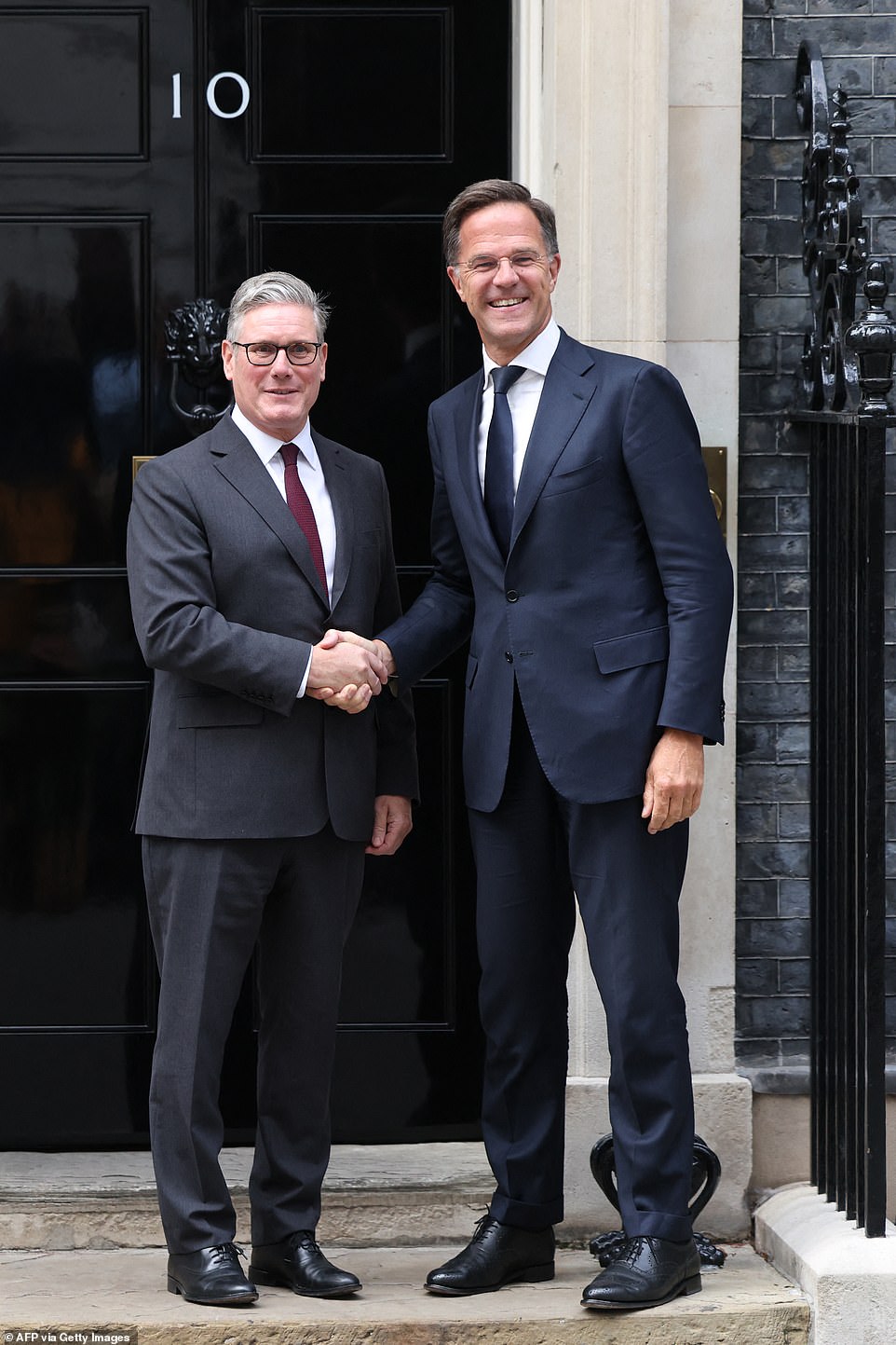 يجب سماع الرئيس التنفيذي أندي بريجز ، الذي يخشى من هجمات جديدة على مدخرات المعاشات التقاعدية في الميزانية ، بصوت عالٍ في وايتهول. يتغلب داونينج ستريت مع خريجي مؤسسة قرار الفكرين ، بما في ذلك تورستن بيل ومينوش شافيك ، بسبب كرم السير كلايف كودري. إنه رجل الأعمال وراء حياة القرار. توصل Cowdery إلى فكرة شراء وبيع شركات التأمين وحاملي الوثائق.