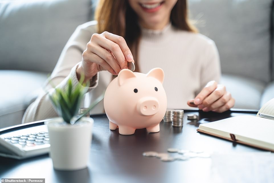 بالنسبة لأولئك في الثلاثينيات والأربعينيات من العمر ، فإن هذا الشعور أكثر حدة. أفاد ما يصل إلى 36 في المائة من هؤلاء المدخرين الأكبر سنا أنهم يتمنون أنهم بدأوا في الادخار في وقت سابق. قال واحد من كل عشرة أيضًا إنهم يشعرون بالقلق من أنهم لم يبنوا صندوقًا للطوارئ. يُنصح عمومًا بأن المدخرين يبنون وعاءًا يتراوح ما بين ثلاثة إلى ستة أشهر من رواتبهم من أجل تغطية النفقات غير المتوقعة.