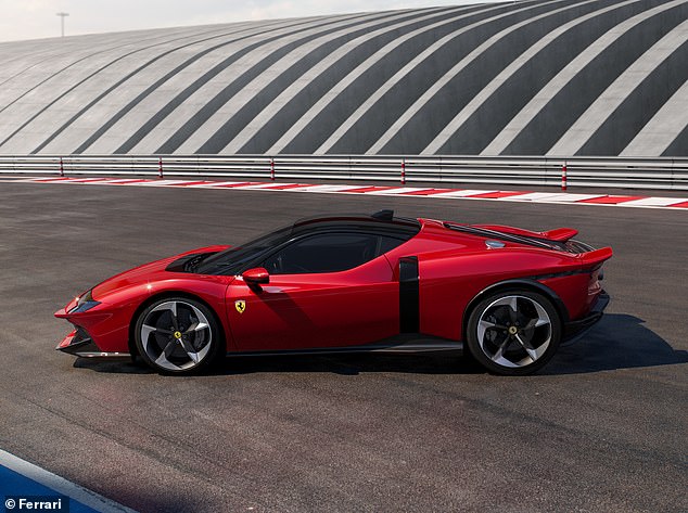 يستخدم Testarossa في العصر الجديد أحدث مجموعة مكونة من العلامات التجارية الهجينة التي تولد 1،035bhp ¿ما يقرب من 50 حصانًا أكثر من SF90 التي تنجح. لكنه لا يشبه إلى حد كبير طراز 1984 الذي يشاركه اسمه