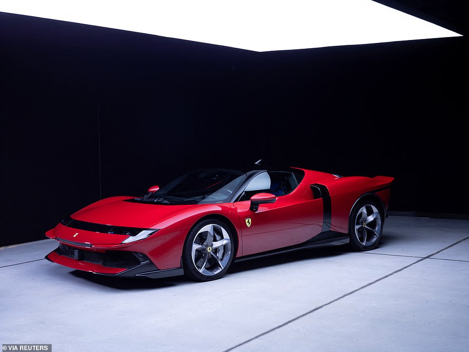 تستخدم Ferrari لوحتها الطوابق في سيارة 849 Testarossa الجديدة-أقوى مسلسلات من سلسلة الإنتاج الإيطالية ، لكنها كشفت عن حدث رائع فقط في عاصمة الأزياء الإيطالية ميلانو مساء الثلاثاء. يستخدم Testarossa في العصر حديثًا أحدث مجموعة مكونات هجينة للعلامة التجارية التي تولد 1،035 حصانًا-ما يقرب من 50 حصانًا أكثر من SF90 التي تنجح.