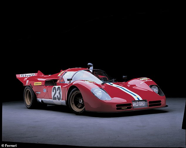 يذكرنا تصميم جناح القراءة بالقسمة بسيارات سباق 1969-1971 512 S (في الصورة)