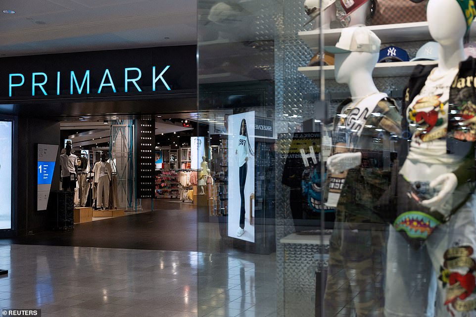 قال روسل ، مدير الاستثمار في AJ Bell: ¿Inditex يتنقل في مسار صعب. منتجاتها أكثر تكلفة ، مما يعني أن البضائع يجب أن تتألق لإقناع المتسوقين الحذرين بالتخلي عن النقد. الفرق بين Inditex و Primark هو أن الأول أكثر تفاؤلاً بشأن التداول الحالي ، موضحًا سبب قفز أسهمها.