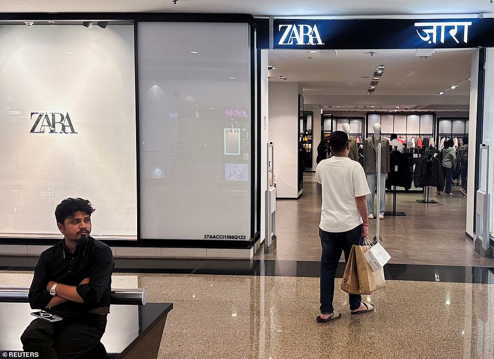 على النقيض من ذلك ، أبلغت مالك Zara Inditex عن بداية قوية للخريف وقال إن نطاقاتها قد تم استقبالها جيدًا من قبل العملاء. شهدت ABF ، التي تمتلك أيضًا علامات تجارية للأسرة بما في ذلك التوأم والوفيالتين ، أسهم تتراجع 13.2 في المائة. Inditex ، ومع ذلك ، ارتفع 6.5 في المائة.