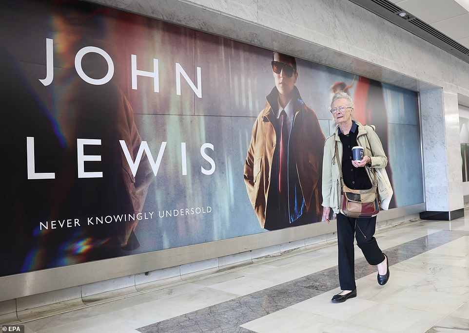 وقال رويس إن من الأمل أيضًا أن تغري المتسوقين بعيدًا عن المنافسين مثل Next و Marks & Spencer بسبب خطوط الأزياء الجديدة 