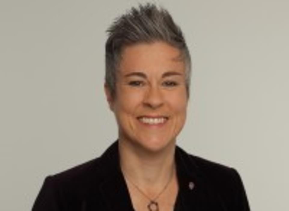 تم استهداف تجار التجزئة الآخرين ، بما في ذلك Co-op و Harrods ، من قبل نفس المجموعة خلال الربيع. وفي الأيام الأخيرة ، ادعت العصابة الغامضة من مجرمي الإنترنت أنها وراء هجوم على خطوط إنتاج جاكوار لاند روفر. لقد سخر المتسللون الناطقين باللغة الإنجليزية ، الذين يشيرون إلى أنفسهم على أنهم 